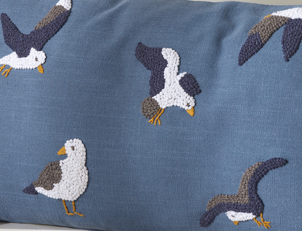 /fr/la-deco/coussins/coussin-mouettes-cabines-de-plage/