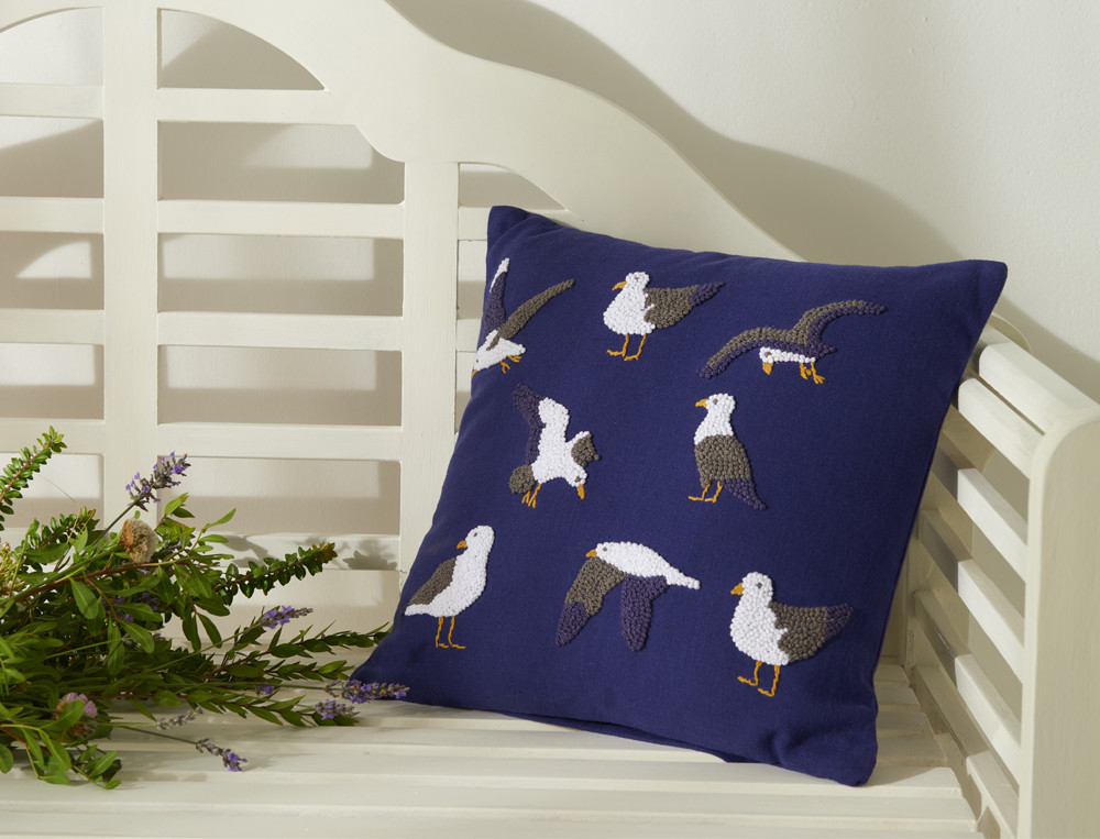 /fr/la-deco/coussins/coussin-mouettes-cabines-de-plage/