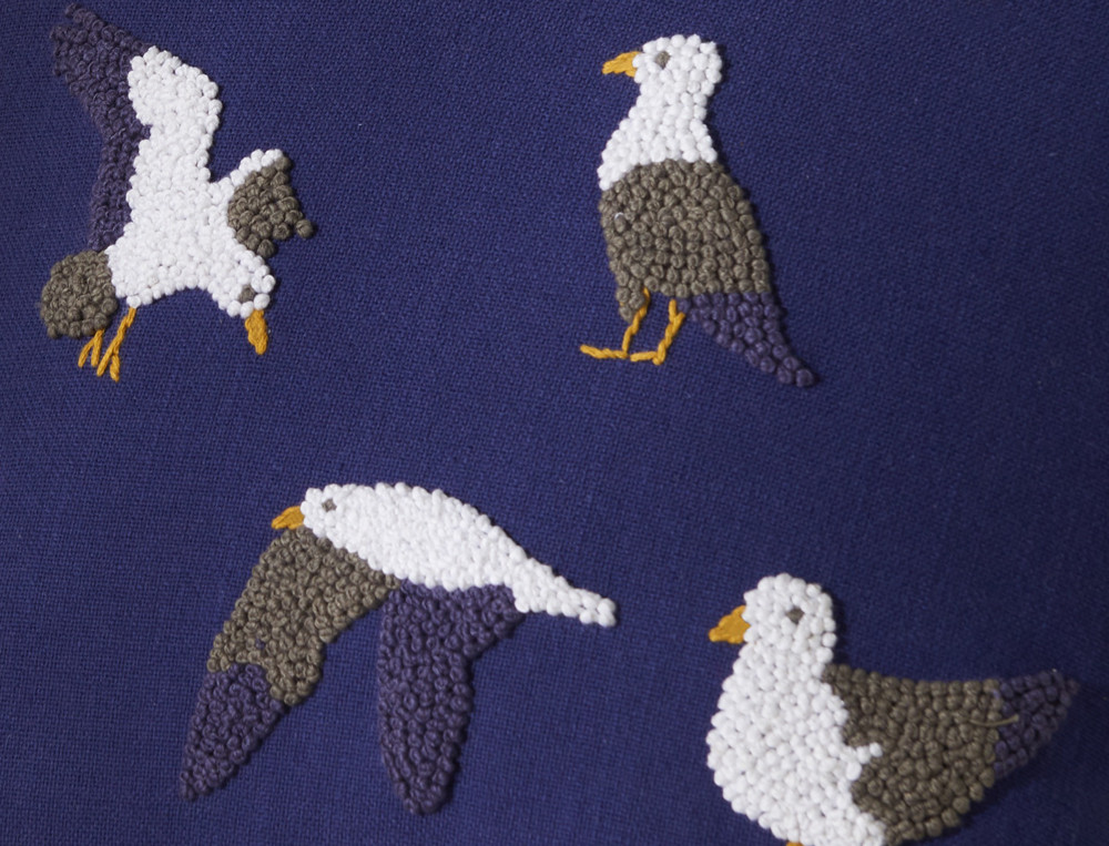 /fr/la-deco/coussins/coussin-mouettes-cabines-de-plage/