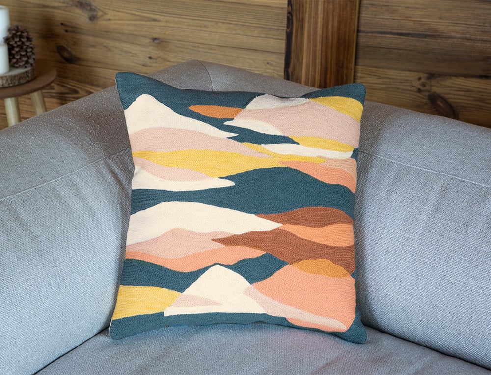 Coussin brodé paysage Au sommet