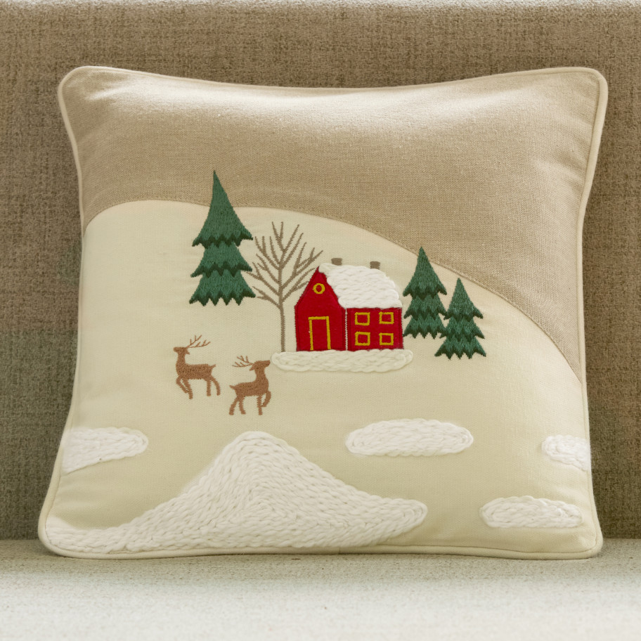 Coussin motif montagne Noël enneigé