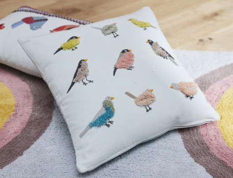 Coussin brodé petits oiseaux Pays des merveilles