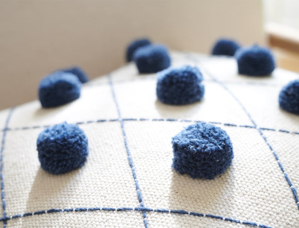 /fr/la-deco/coussins/coussin-pompons-bellattitude/