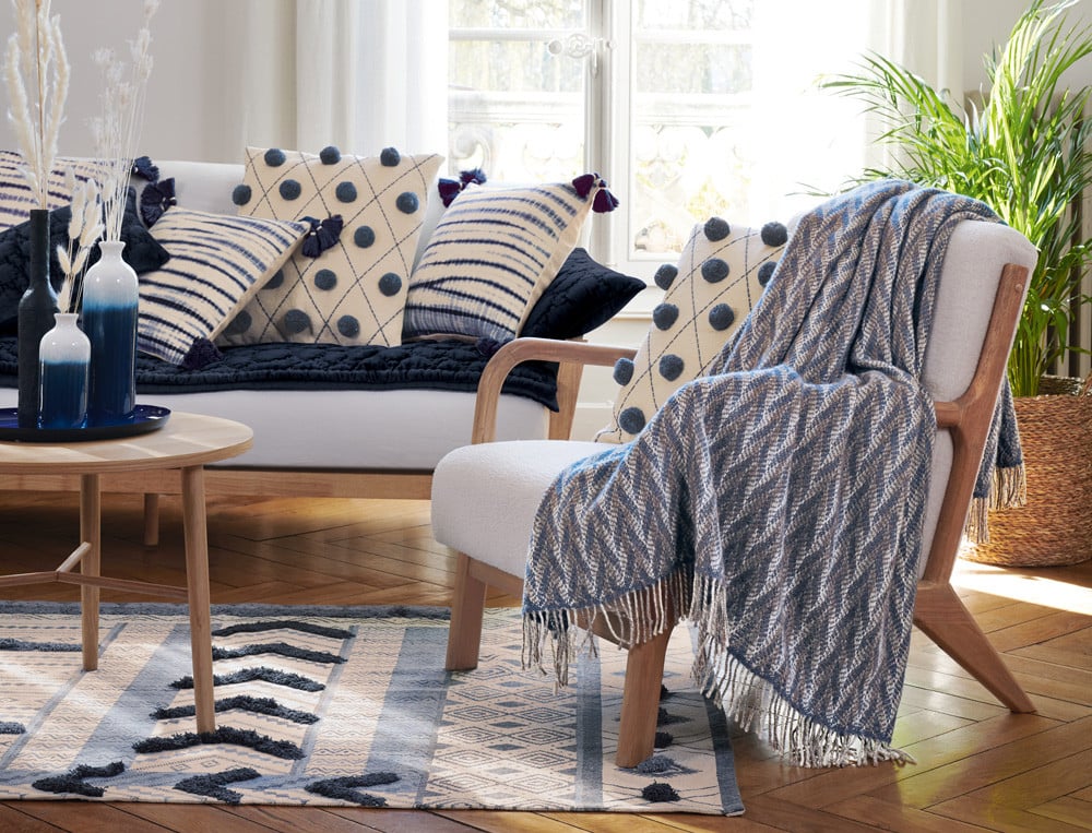 /fr/la-deco/coussins/coussin-pompons-bellattitude/