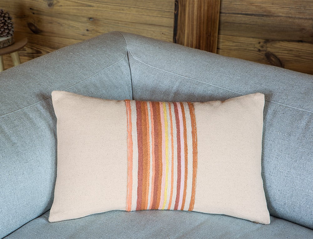 /fr/la-deco/coussins/coussin-raye-au-sommet/