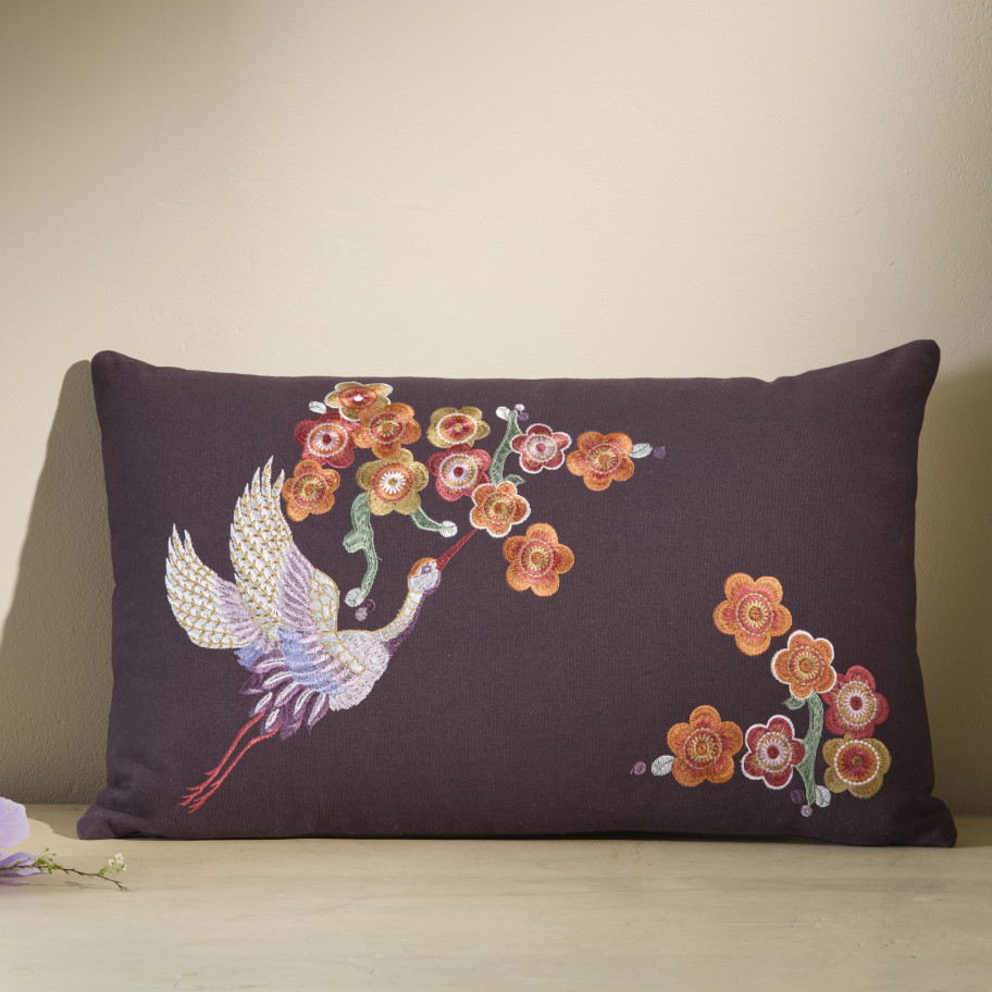 Coussin prune brodé Trésor d'ailleurs