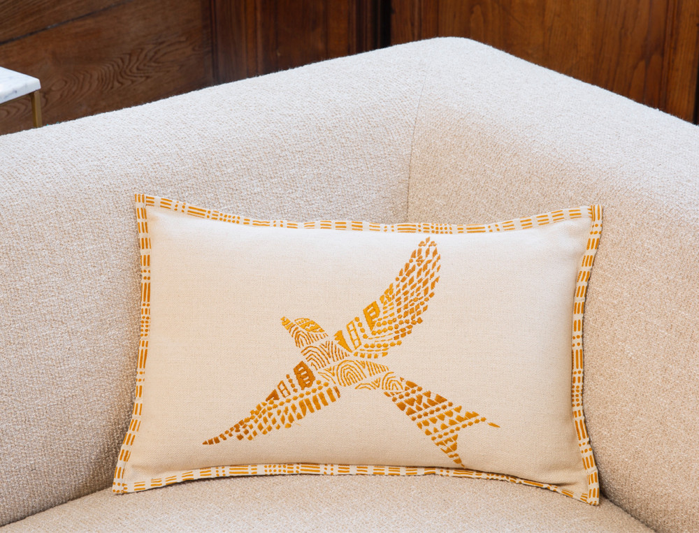 Coussin brodé Échappée d\'hirondelles Dos uni coordonné