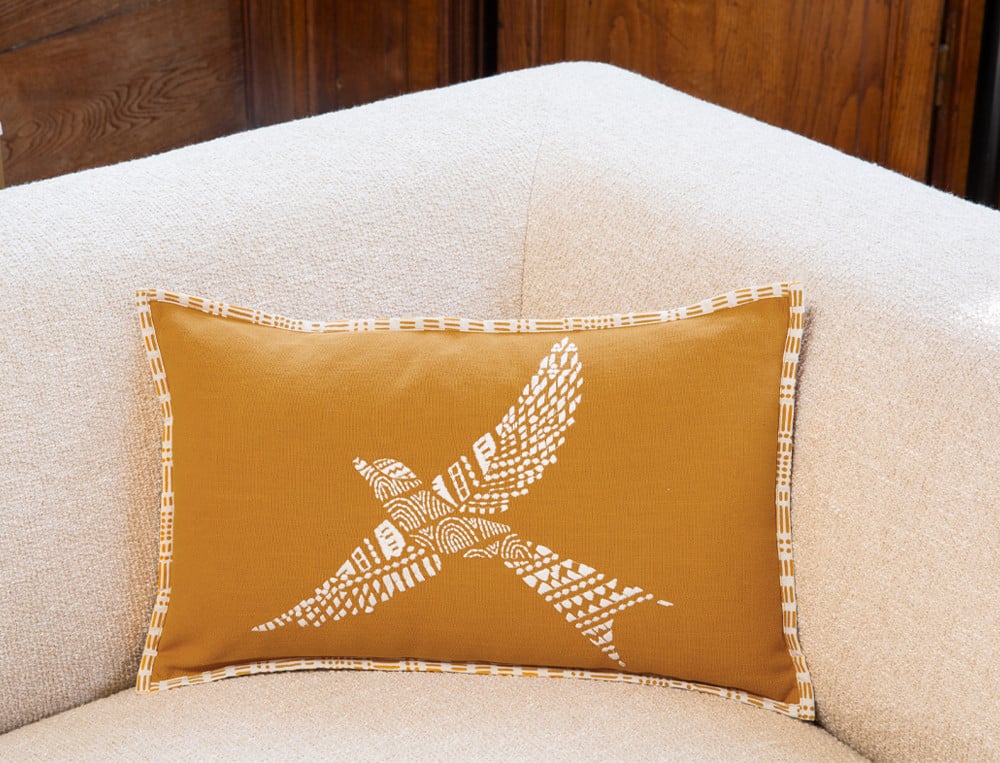 /fr/la-deco/coussins/coussin-rectangulaire-echappee-d-hirondelles/