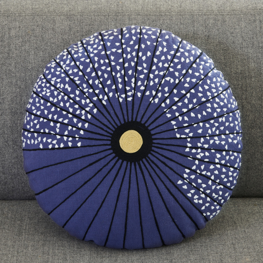 Coussin rond brodé bleu  En voyage