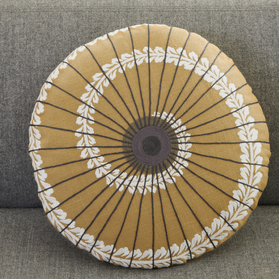Coussin rond brodé jaune En voyage