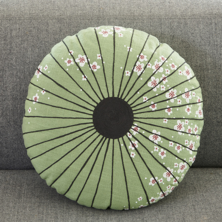 Coussin rond brodé vert En voyage