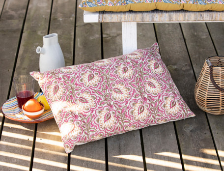 Coussin d'extérieur imprimé rose Fleurs de Bangalore