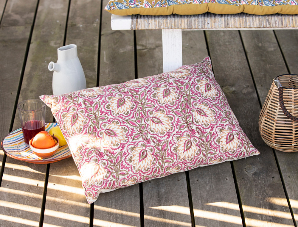 Coussin d'extérieur imprimé rose Fleurs de Bangalore