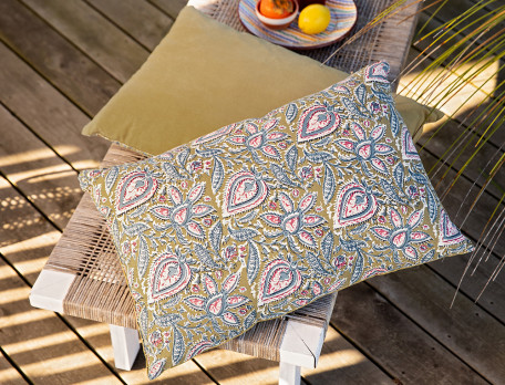 Coussin imprimé vert et dos uni kaki enveloppe coton Fleurs de Bangalore
