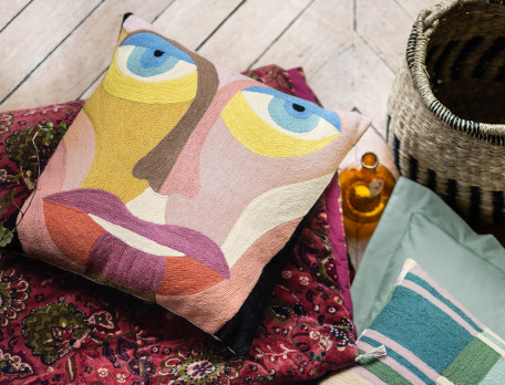 Coussin brodé avec visage de face en laine et coton Expression libre