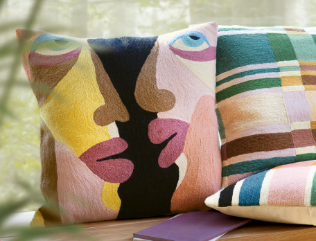 Coussin brodé avec visages de profil Expression libre