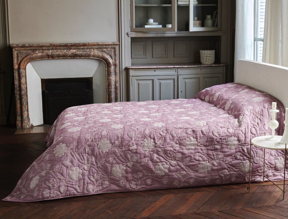 /fr/la-chambre/sur-le-lit/boutis/couvre-lit-tendresse/