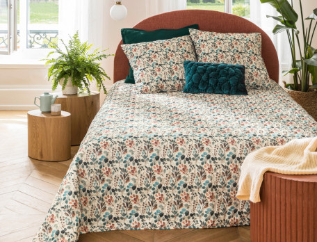 Couvre-lit avec imprimé végétal. Dos uni vert. 100% coton, garnissage 100% polyester. Tourbillon Végétal