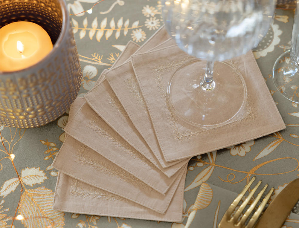 /fr/la-deco/deco-de-table/dessous-de-verre-d-or-et-de-fleurs/