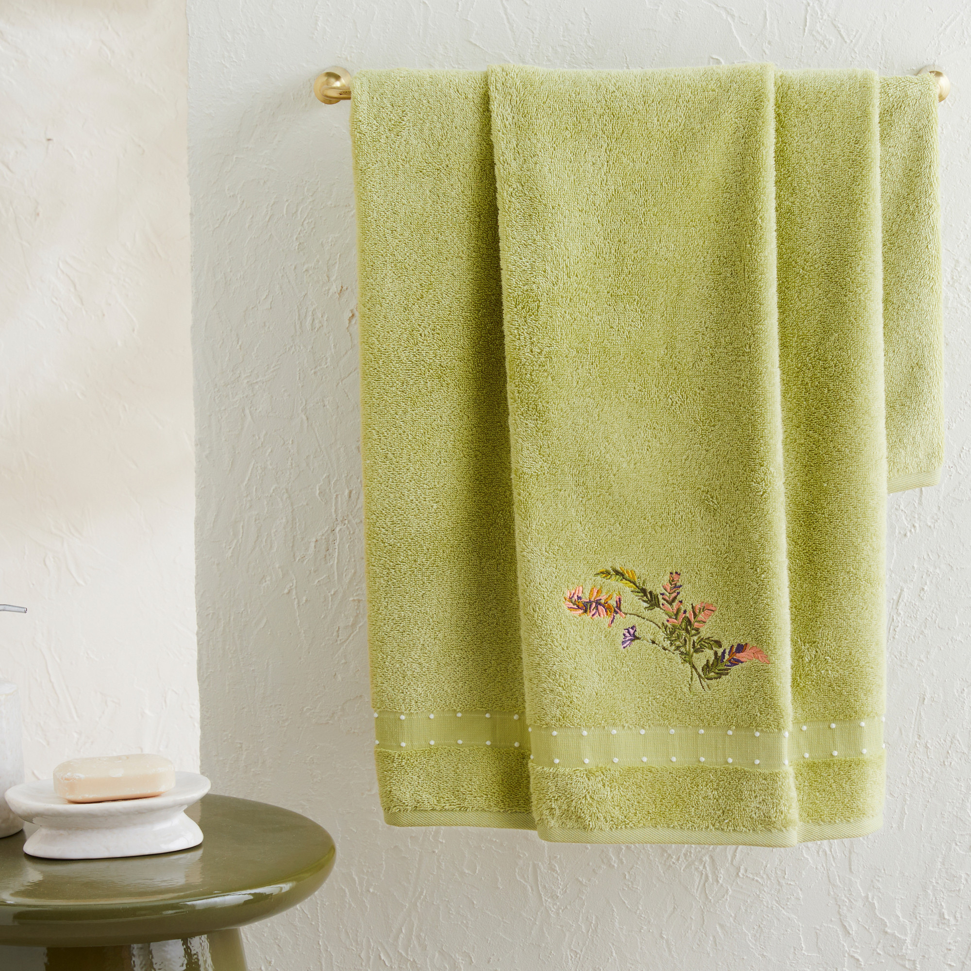 Drap de bain Casa Flora Fine broderie et finition liteau avec petit picot en relief