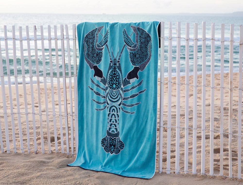 /fr/la-deco/plein-air/draps-de-plage/drap-de-plage-homard-carte-postale/