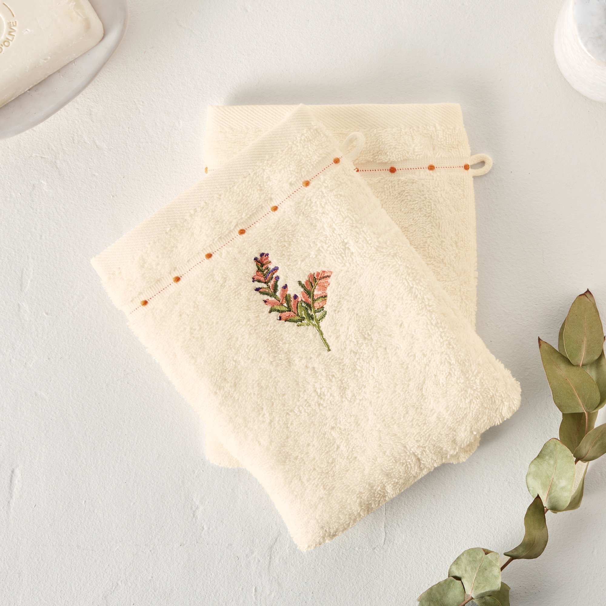 Linge de bain brodé Casa Flora Fine broderie et finition liteau avec petit picot en relief