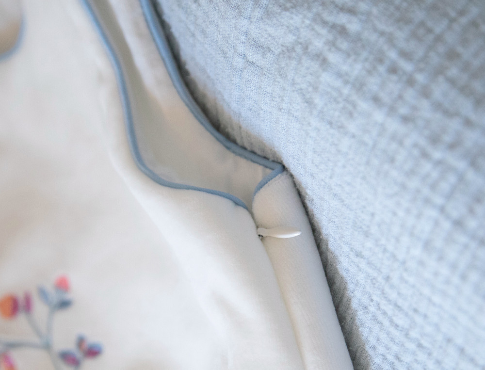 Gigoteuse coton et polyester brodée velours uni ivoire finition passepoil contrasté fermeture pressions en balade