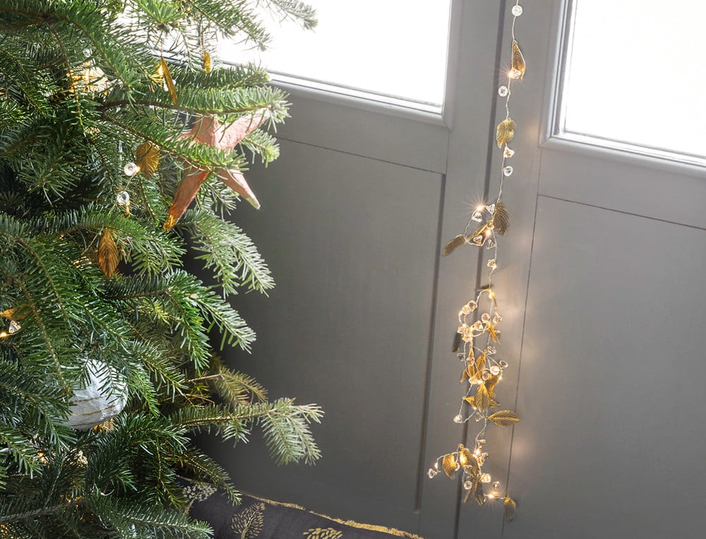 /fr/la-deco/noel/guirlande-lumineuse-feuilles-poeme-hivernal/