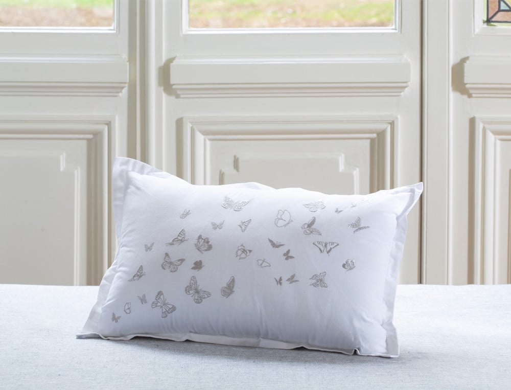 /fr/la-deco/coussins/housse-de-coussin-brodee-histoire-d-ailes/