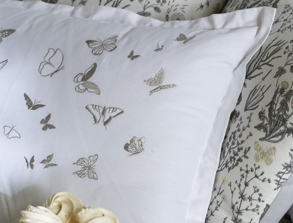 /fr/la-deco/coussins/housse-de-coussin-brodee-histoire-d-ailes/