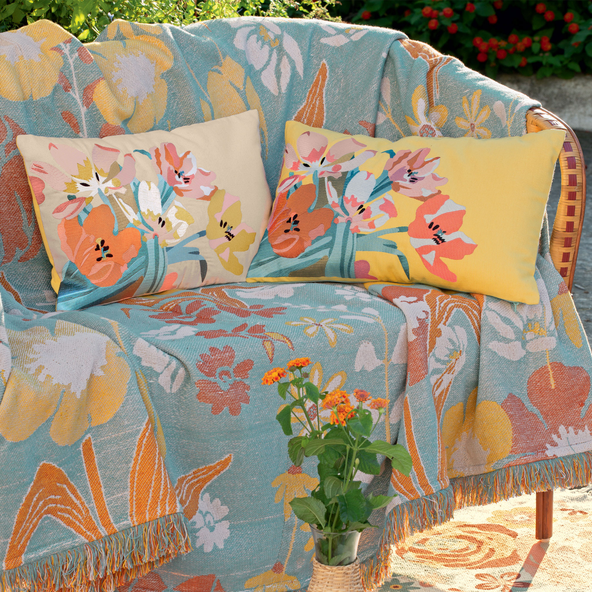 /fr/la-deco/plaids-et-courtepointes/jete-de-canape-myriade-fleurie/