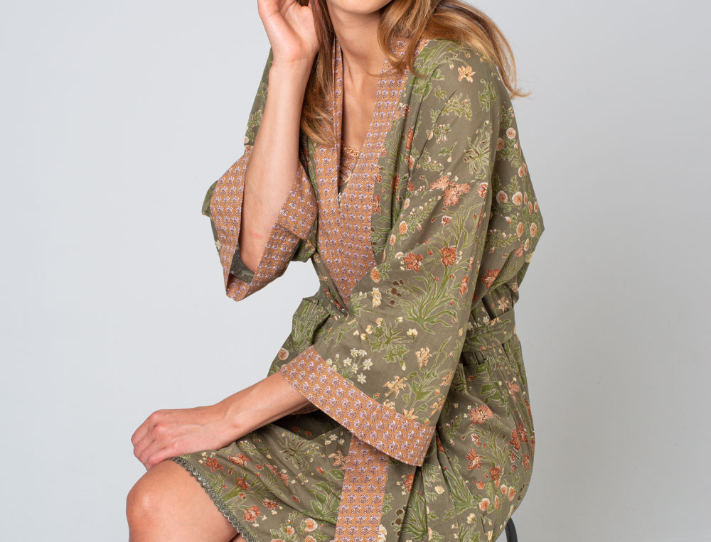 /fr/les-vetements-d-interieur/femme/robe-de-chambre-et-kimono/kimono-dans-un-ecrin/
