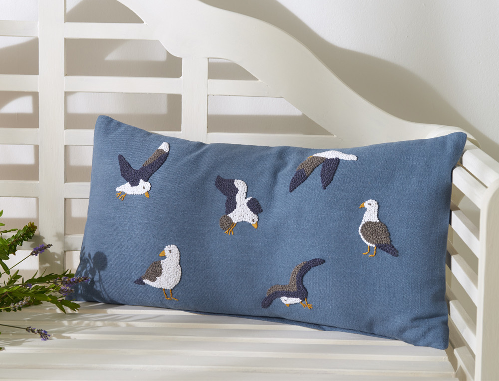 Kissen taubenblau mit Möwenstickerei
