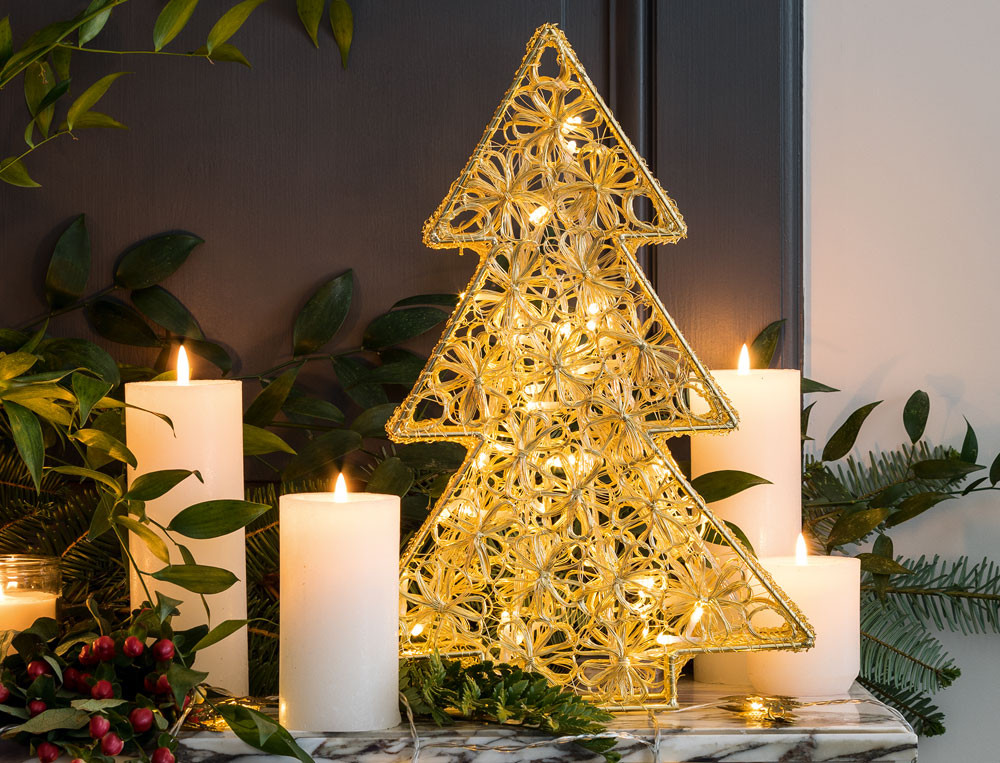 Leuchtender Weihnachtsbaum vergoldete Metallstruktur Wintergedicht