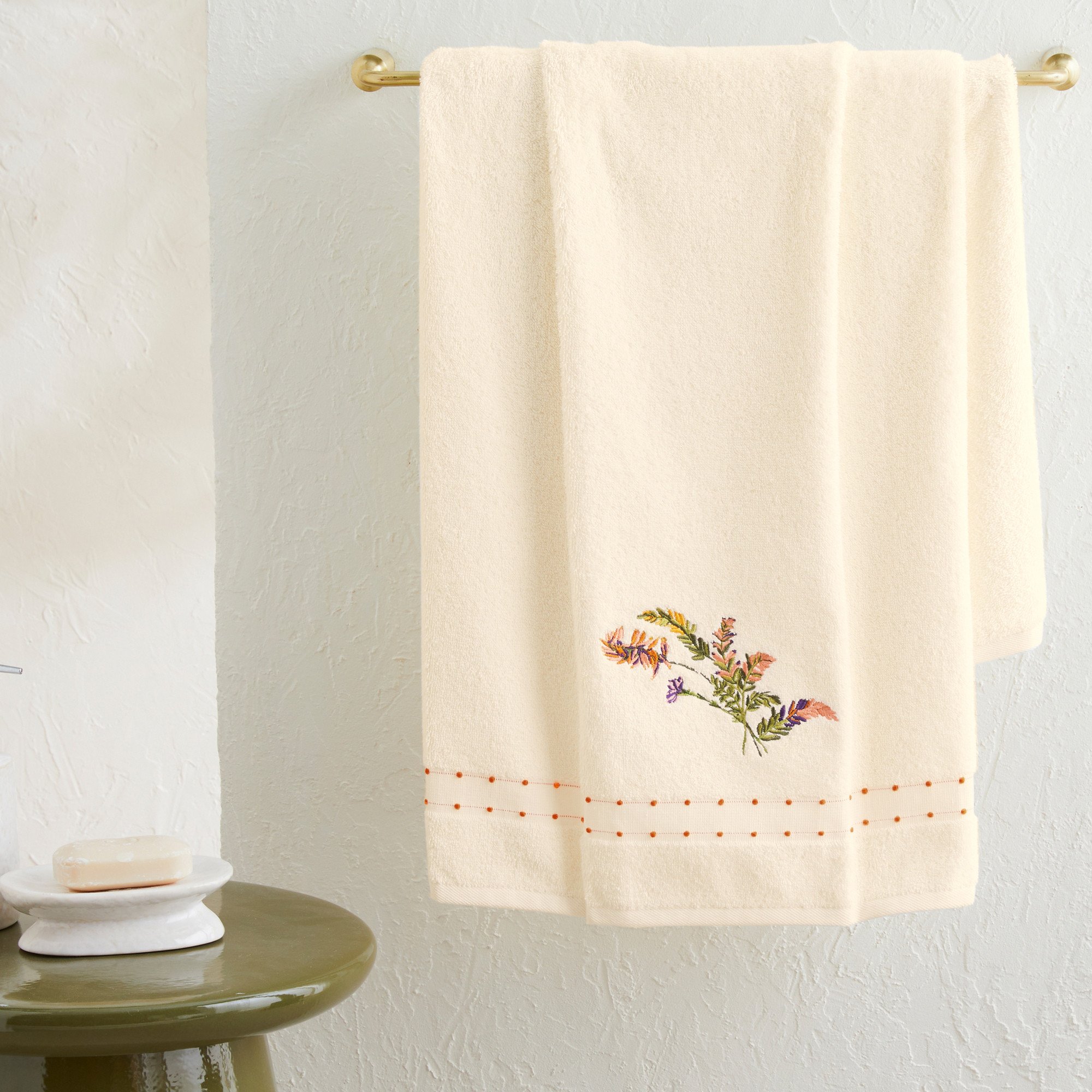 Linge de bain brodé Casa Flora Fine broderie et finition liteau avec petit picot en relief