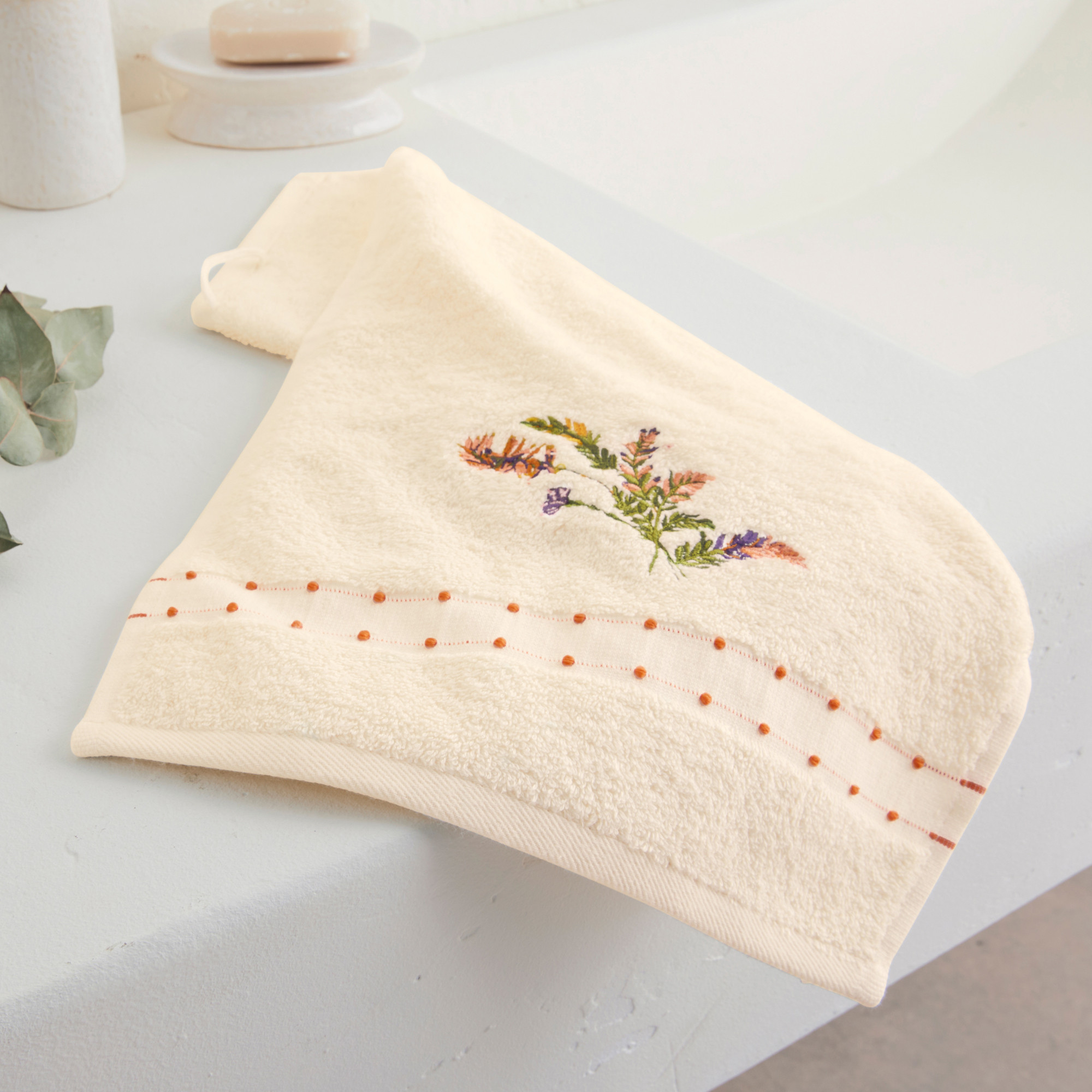 /fr/la-salle-de-bain/linge-de-toilette/linge-de-toilette-fantaisie/linge-de-bain-brode-casa-flora/
