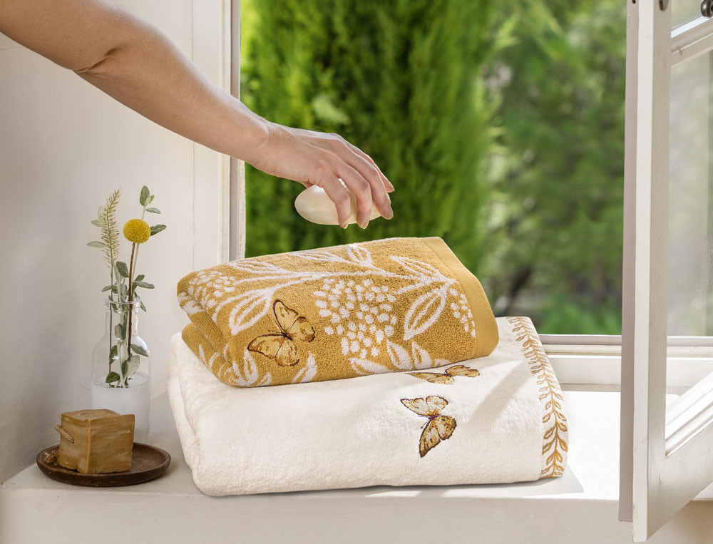 /fr/la-chambre/linge-de-lit/linge-de-bain-brode-de-fleur-en-fleur/