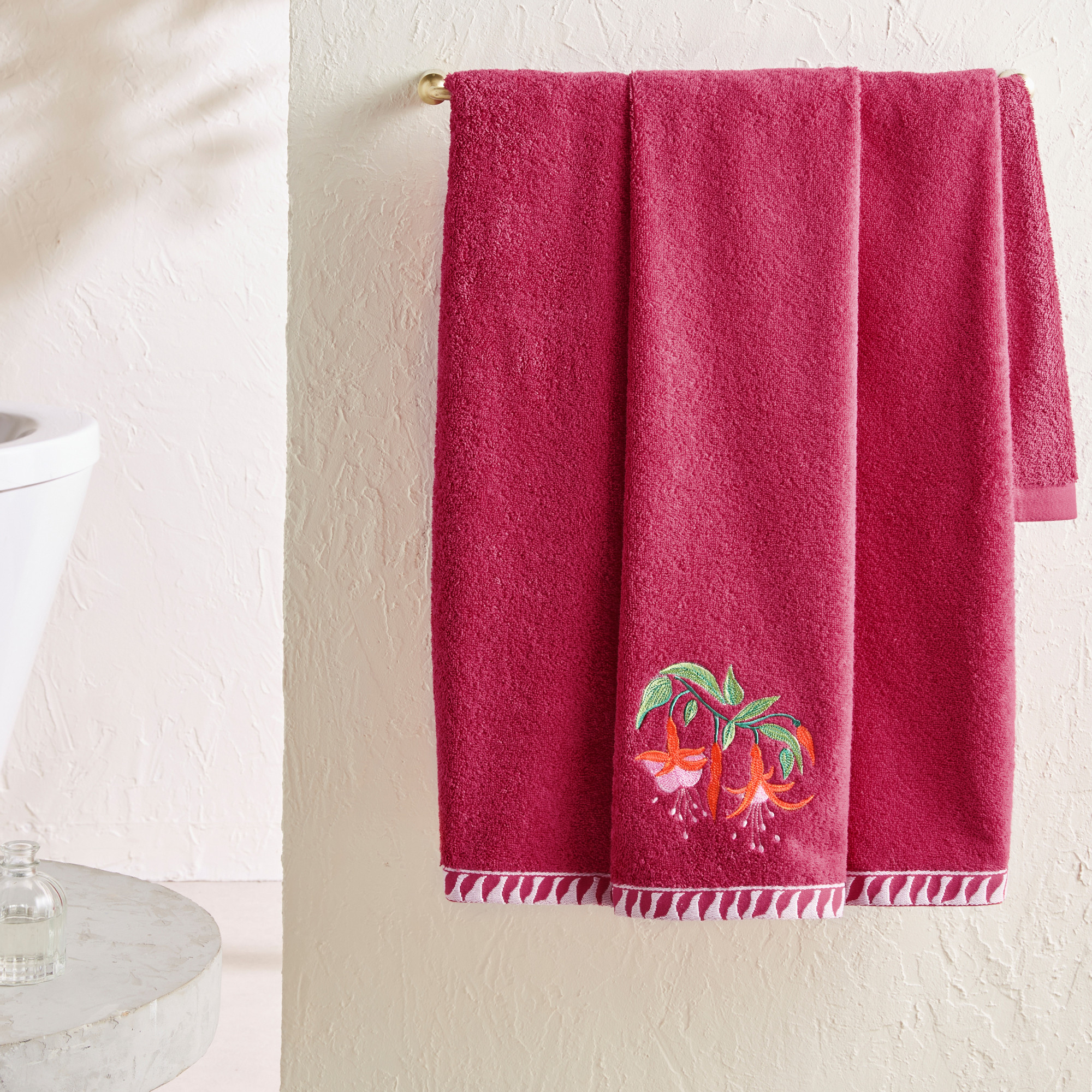 /fr/la-salle-de-bain/linge-de-toilette/linge-de-toilette-fantaisie/linge-de-bain-brode-les-fuchsias/