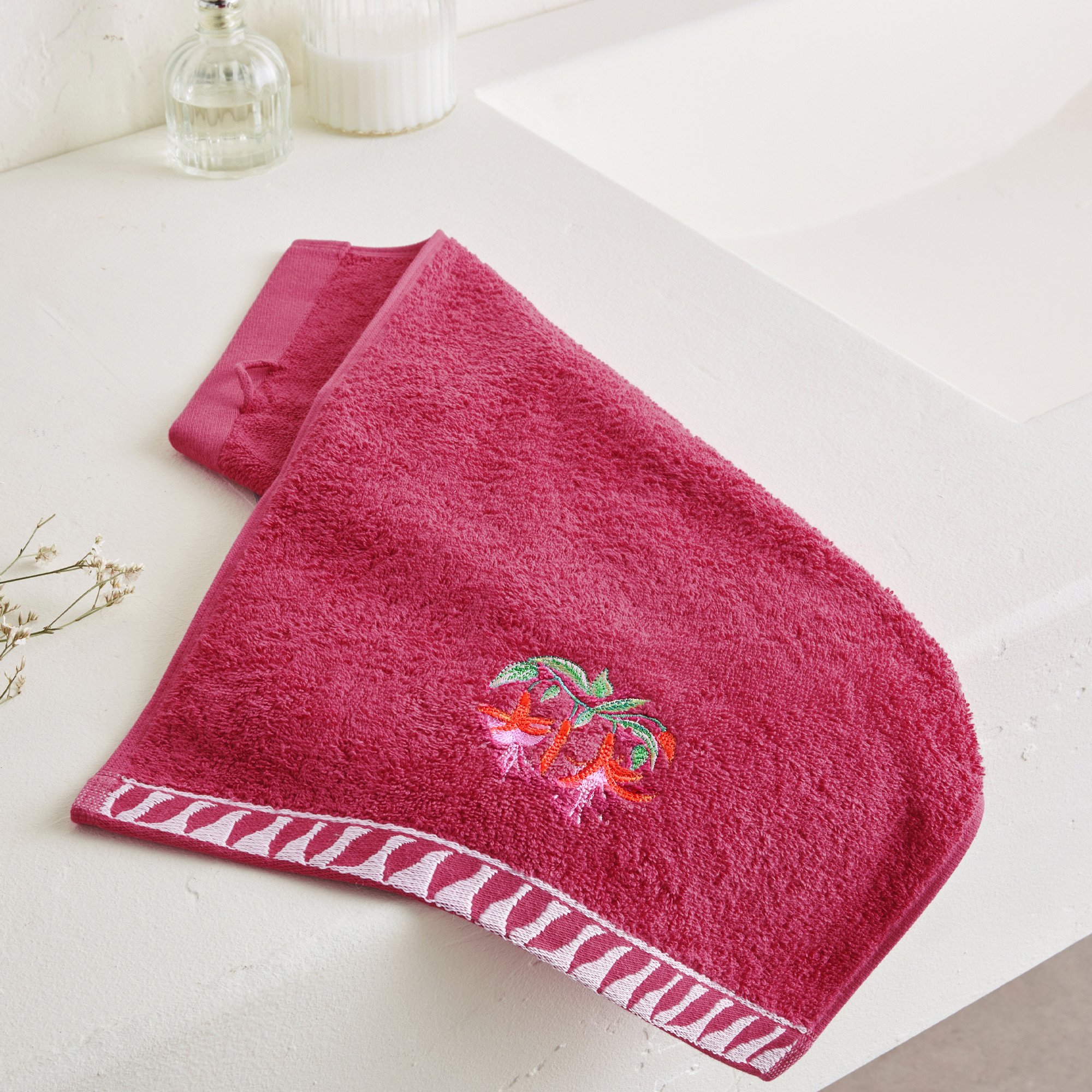 /fr/la-salle-de-bain/linge-de-toilette/linge-de-toilette-fantaisie/linge-de-bain-brode-les-fuchsias/