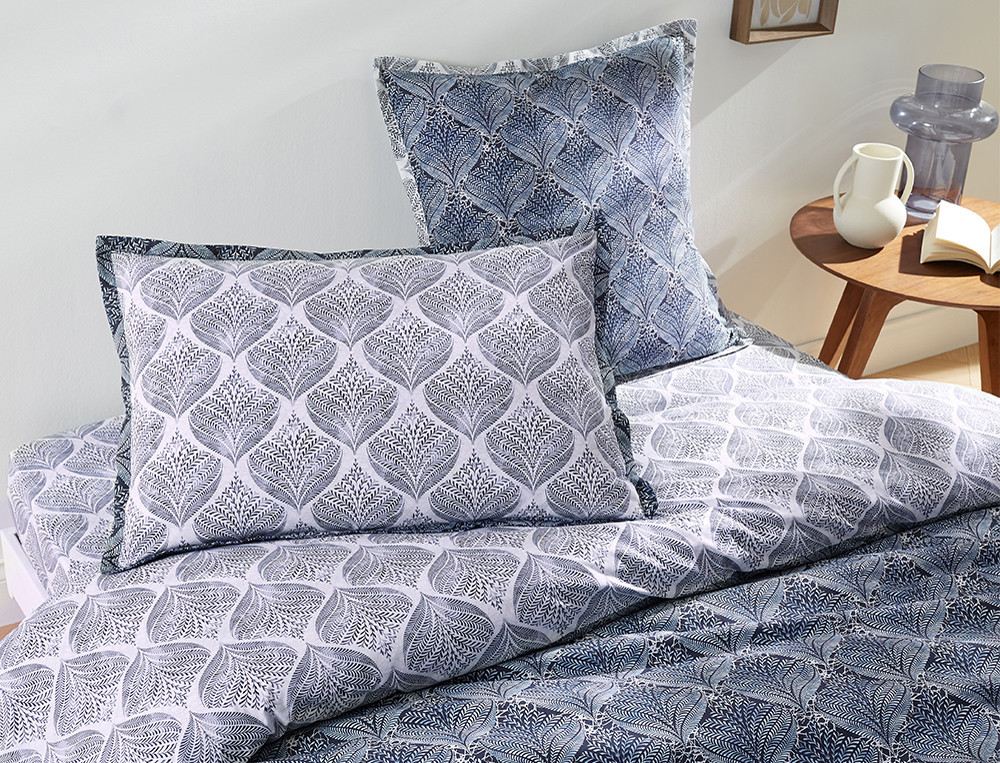 Linge de lit percale 100% coton motif végétal sur fond bleu associé à un motif végétal sur fond blanc Bleu Nuit