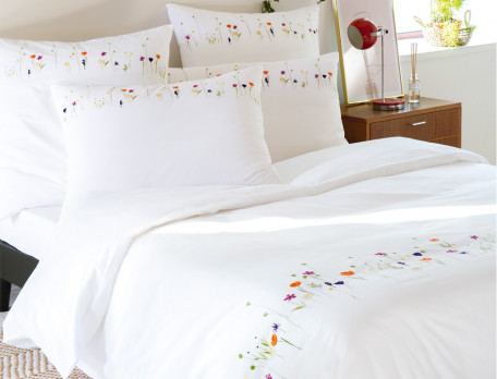 Linge de lit percale brodé de fleurs multicolores En promenade