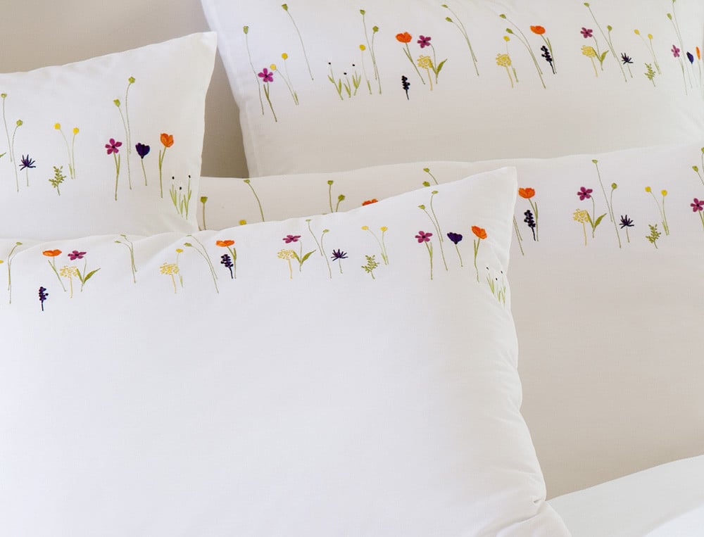 Linge de lit percale brodé de fleurs multicolores En promenade