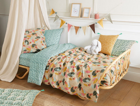Linge de lit coton imprimé d'oiseaux et feuilles associé à un imprimé de motifs géométriques sur fond bleu Plumes au vent