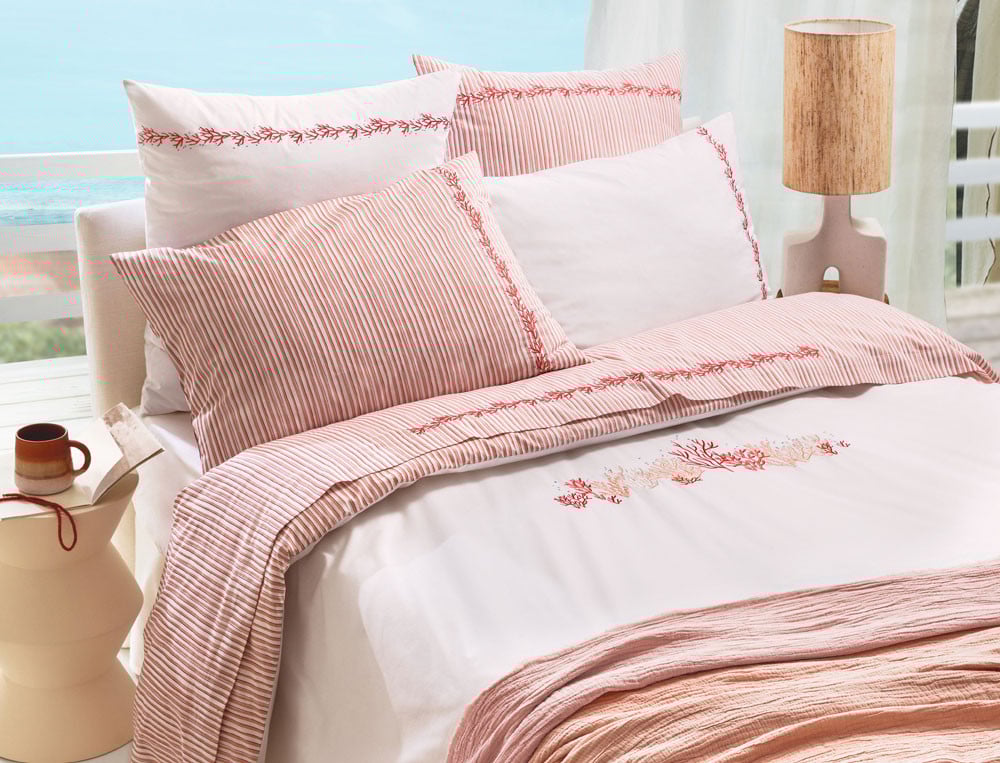 /fr/la-chambre/linge-de-lit/taie-d-oreiller/taie-d-oreiller-rayee-mer-de-corail/
