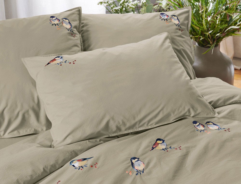 Linge de lit Percale 100% coton 80 fils/cm2 uni vert amande brodé d'oiseaux, finition double piqûre, Mésanges