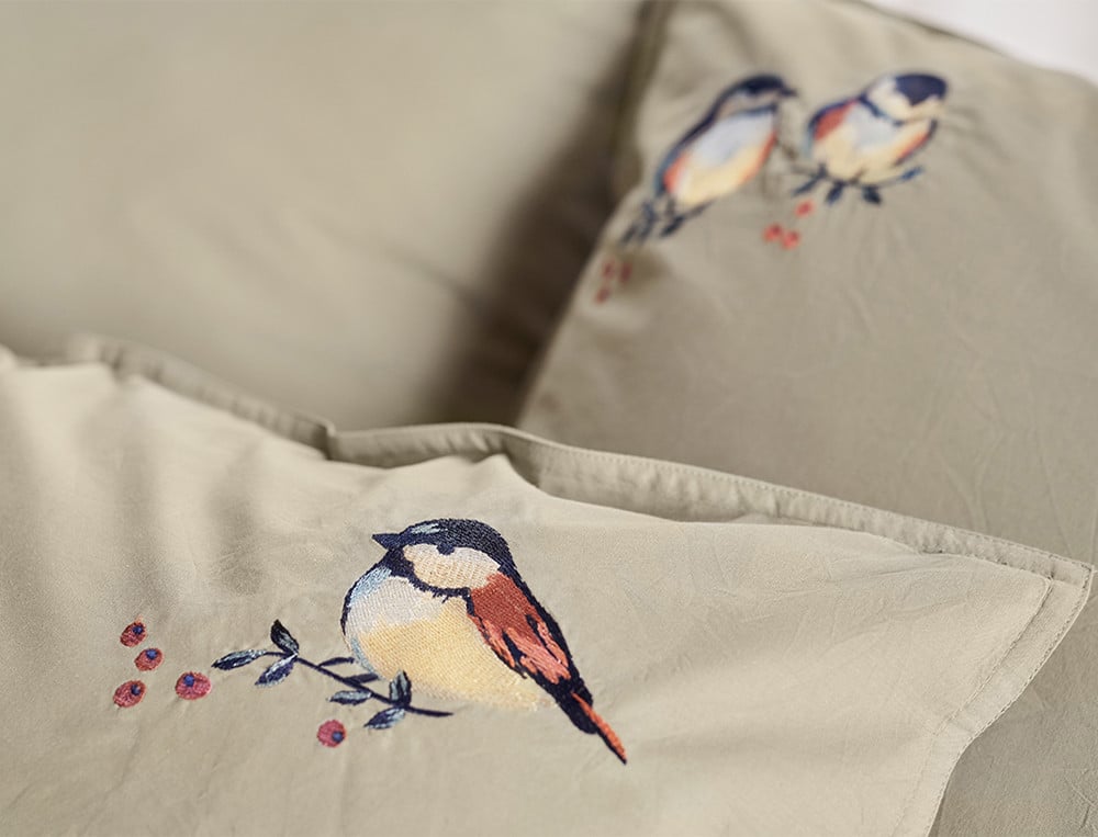 Linge de lit Percale 100% coton 80 fils/cm2 uni vert amande brodé d'oiseaux, finition double piqûre, Mésanges