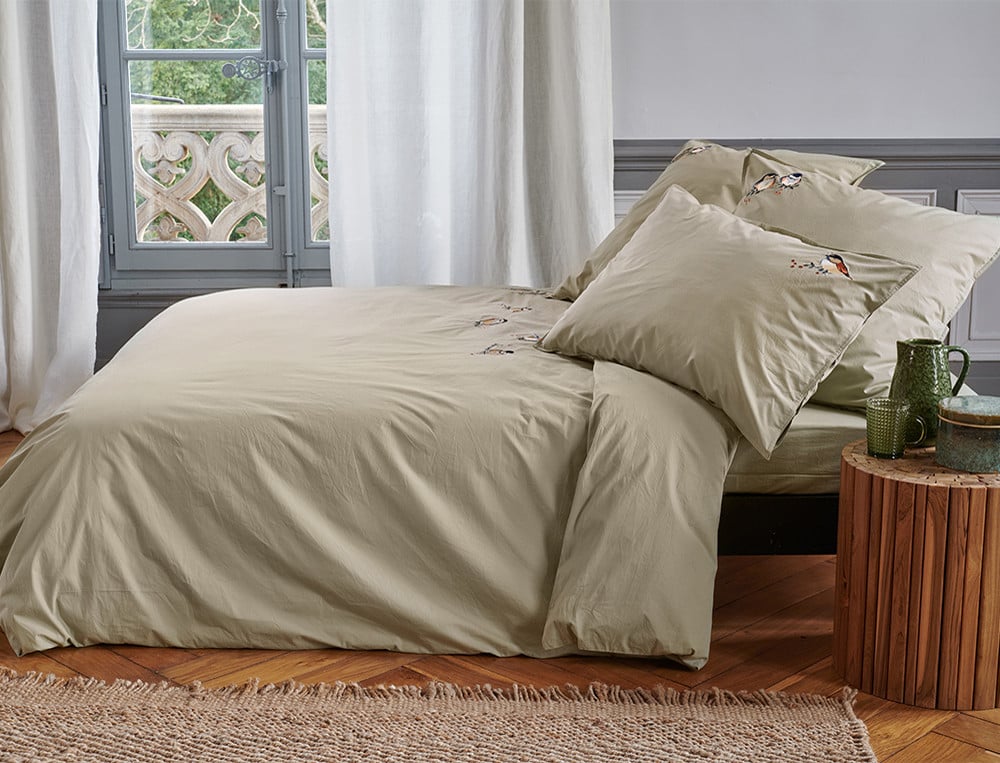 Linge de lit Percale 100% coton 80 fils/cm2 uni vert amande brodé d'oiseaux, finition double piqûre, Mésanges