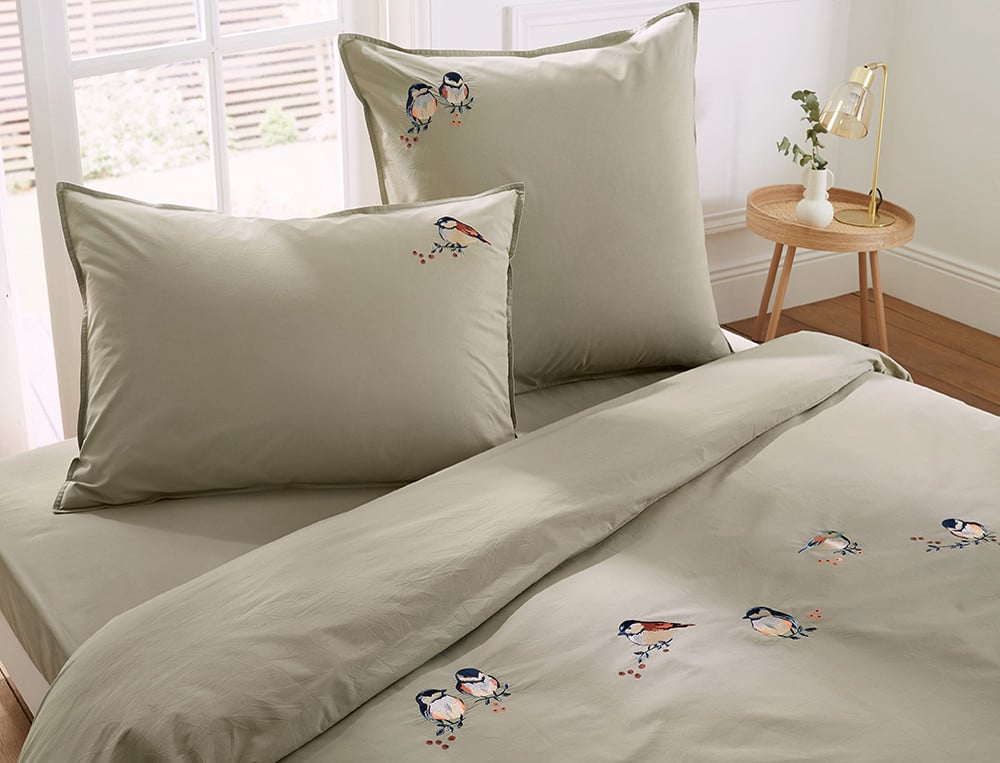 Linge de lit Percale 100% coton 80 fils/cm2 uni vert amande brodé d'oiseaux, finition double piqûre, Mésanges