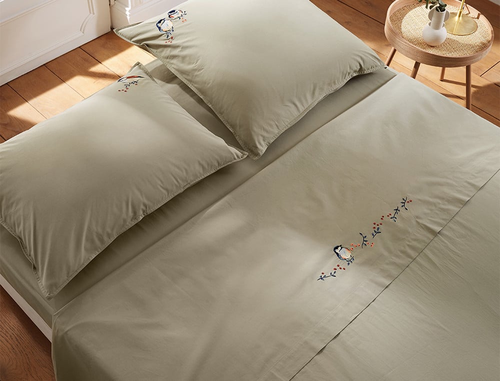 Linge de lit Percale 100% coton 80 fils/cm2 uni vert amande brodé d'oiseaux, finition double piqûre, Mésanges