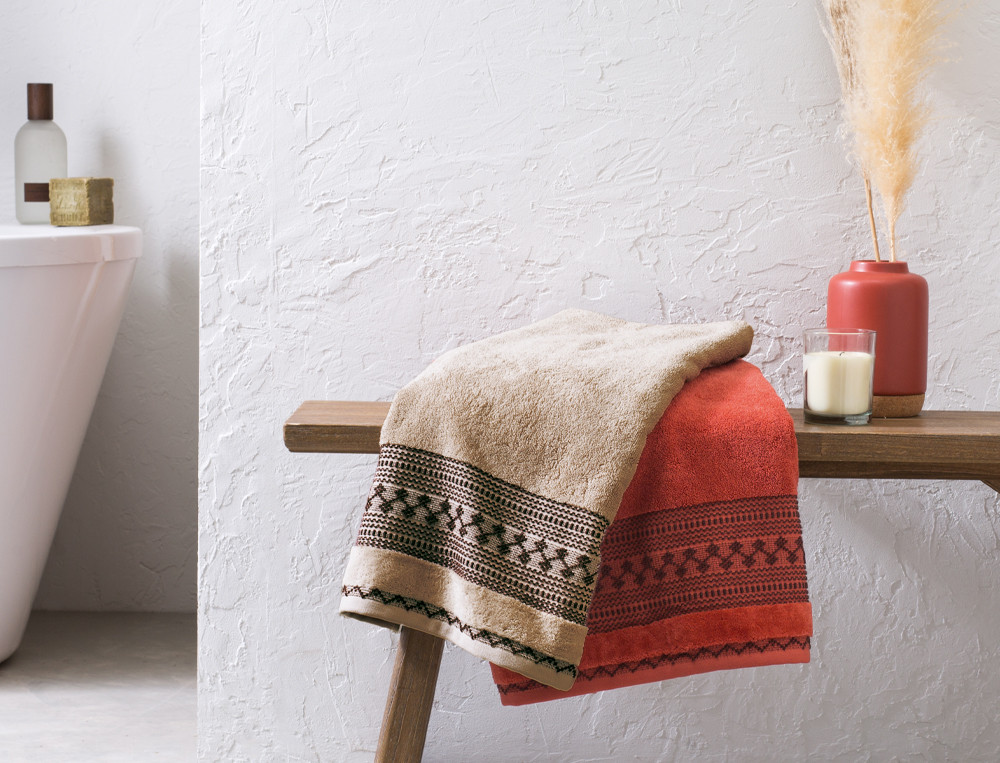 Serviette de bain coton jacquard avec motifs beige et rouge Nuit à Vienne